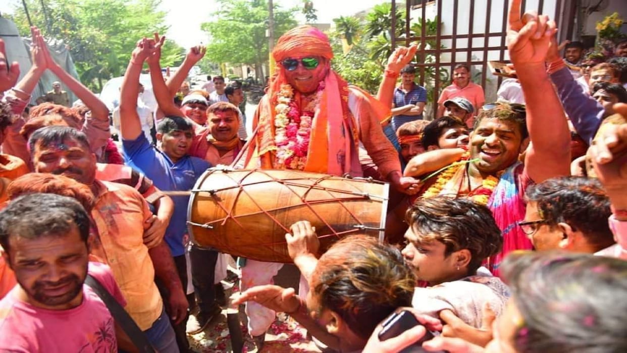 BJP s newly elected MLA Shrikant Sharma played Holi with traders and workers