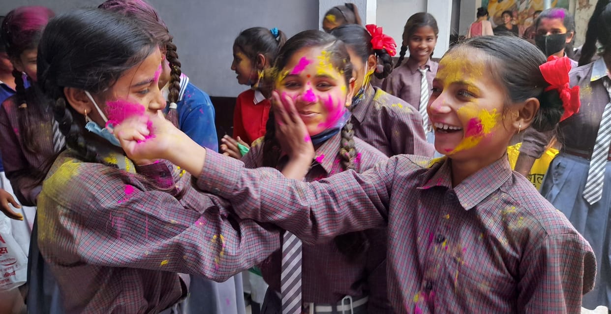 Kanpur Dehat : Abir Gulal blew up in schools after the holiday, children played Holi