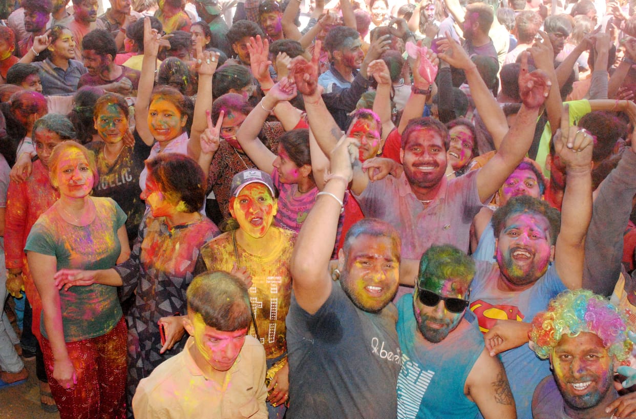 holi fair mandi, dancing everybody with dj