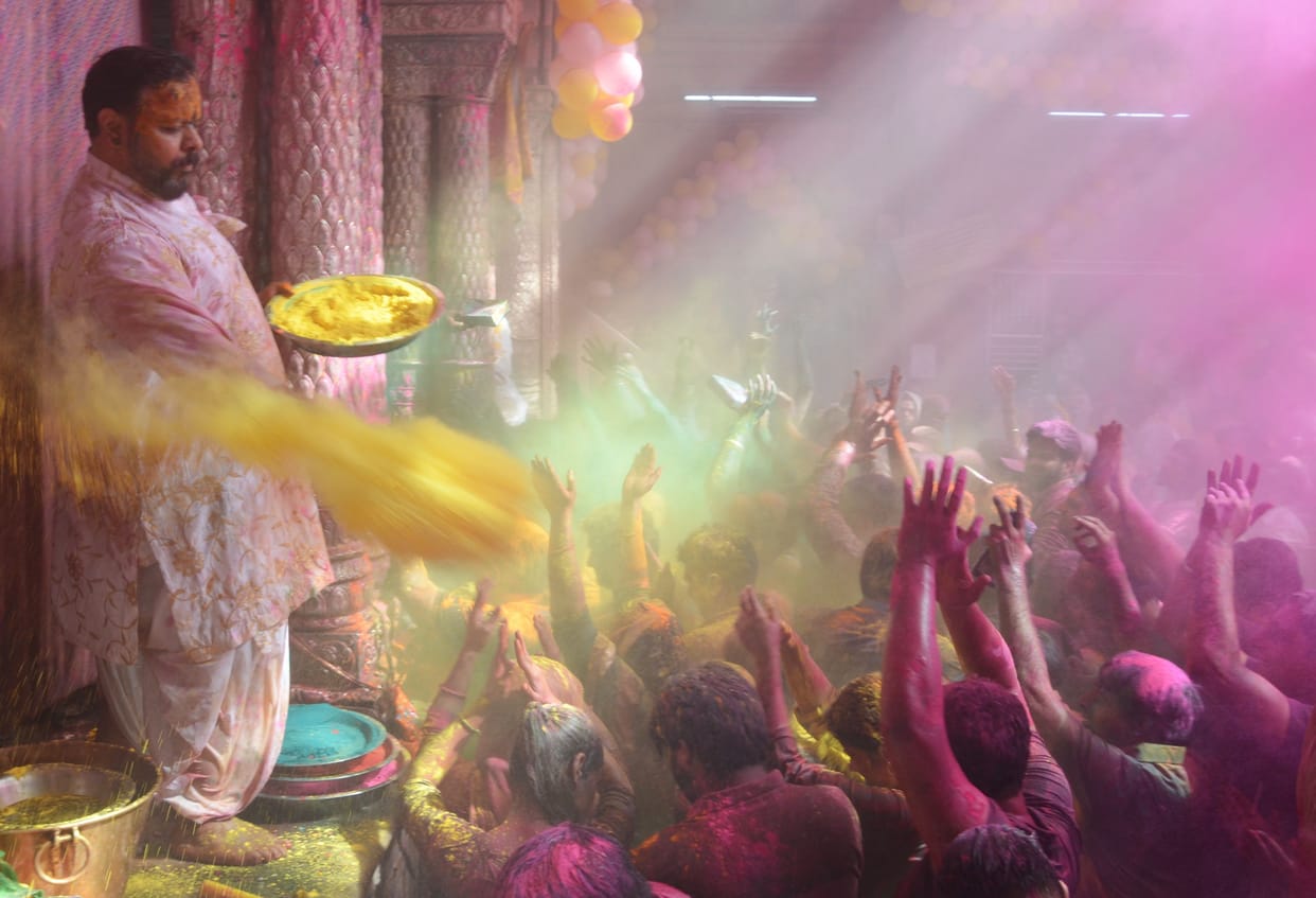 Mathura: Devotees immersed in the joy of Holi in Banke Bihari temple