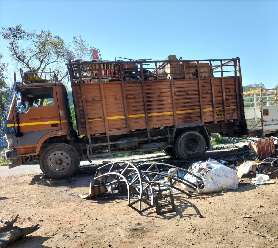 Fire in a moving truck in Thanpuri, loss of lakhs
