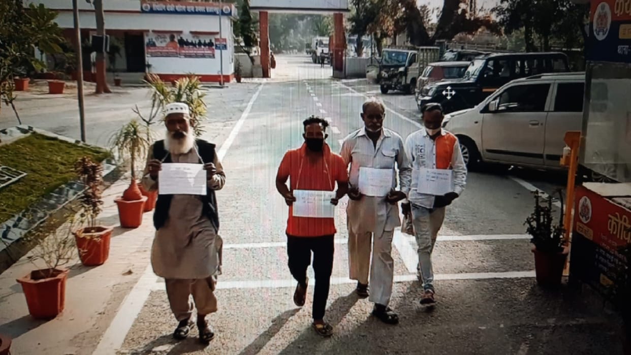 UP Crime News: Eight accused reached in police station in Saharanpur and said will be do not crime in future