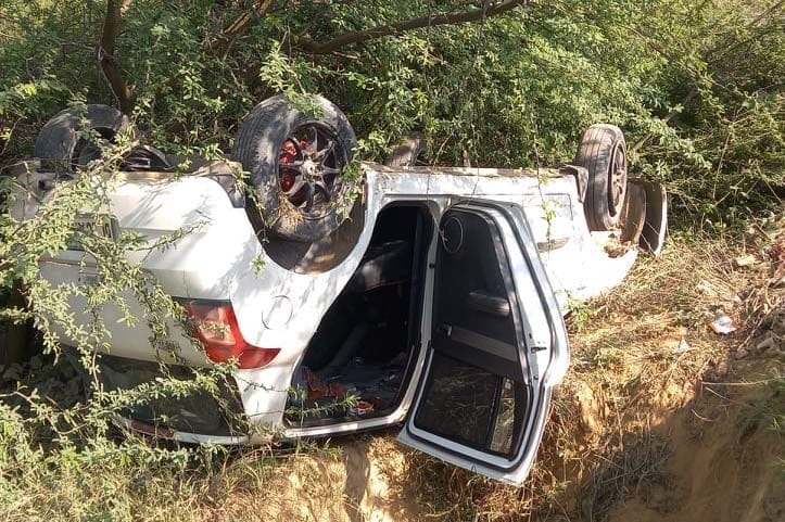 High speed car overturned in bushes due to tire burst, 2 people narrowly left