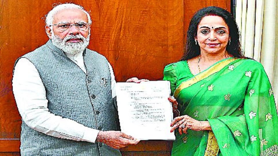 Hema Malini proposal Mandir of Mathura Vrindavan will Develop like Kashi Vishwanath to Prime Minister Narendra Modi 