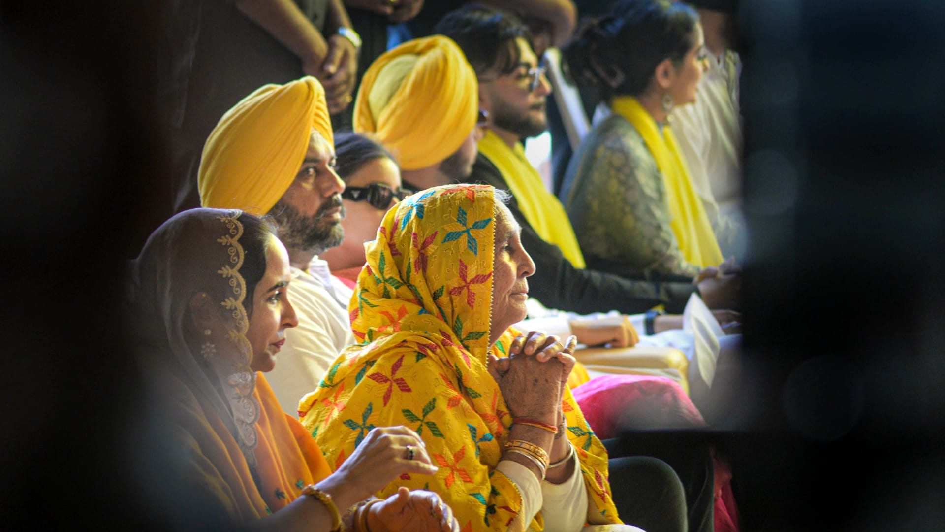 भगवंत मान के शपथ ग्रहण के दौरान मौजूद सीरत और दिलशान(सबसे दाएं) और भगवंत की मां (बाएं)।