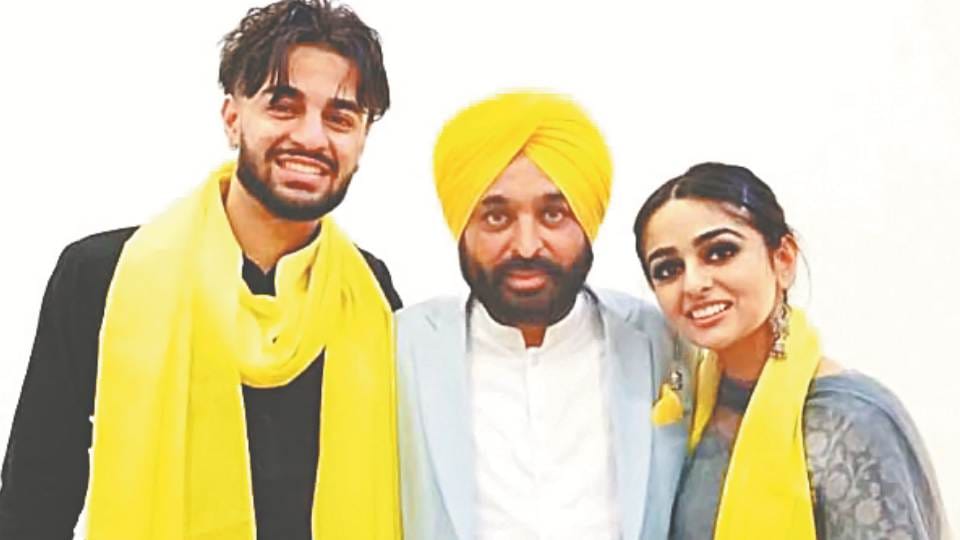 Son and daughter arrived at the swearing in ceremony of Bhagwant Mann