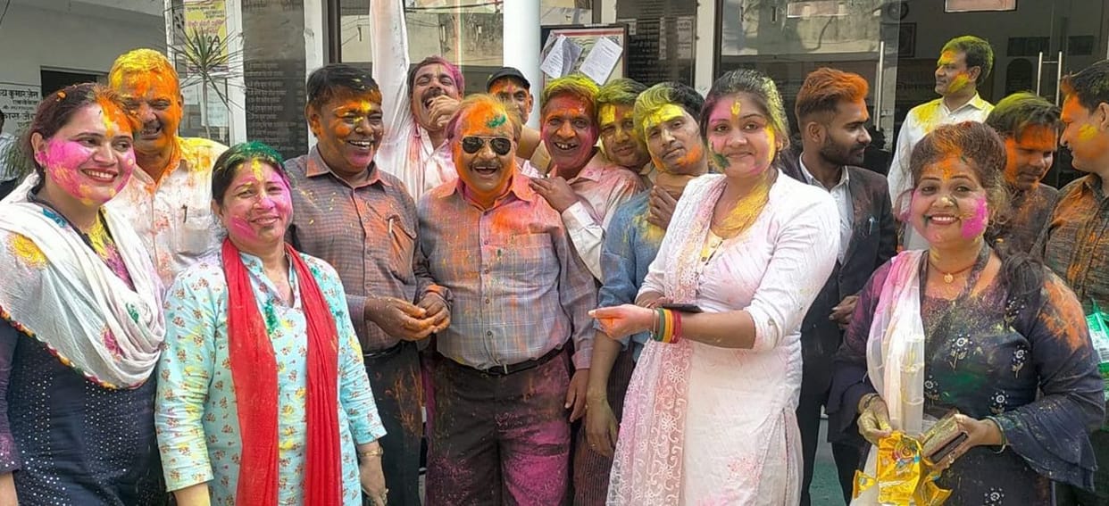 City immersed in the fun of Holi, say... Sa Ra Ra Ra