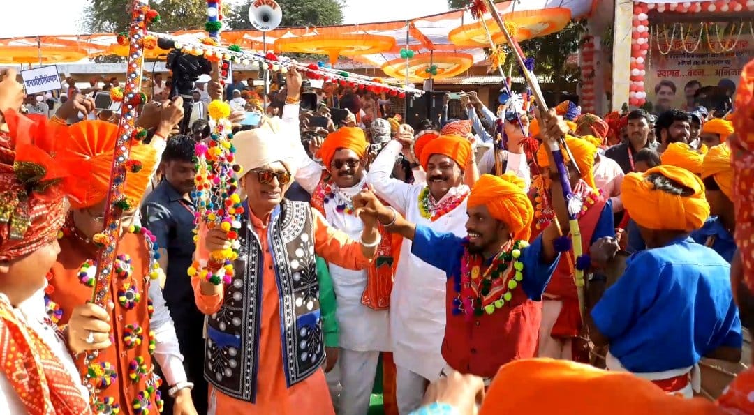 Shivraj Singh Chouhan Participates, dances in Bhagoriya in Barwani District