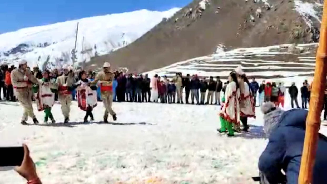 Pangwal Snow Festival begins in Pangi Valley, artists spread the colors of folk culture