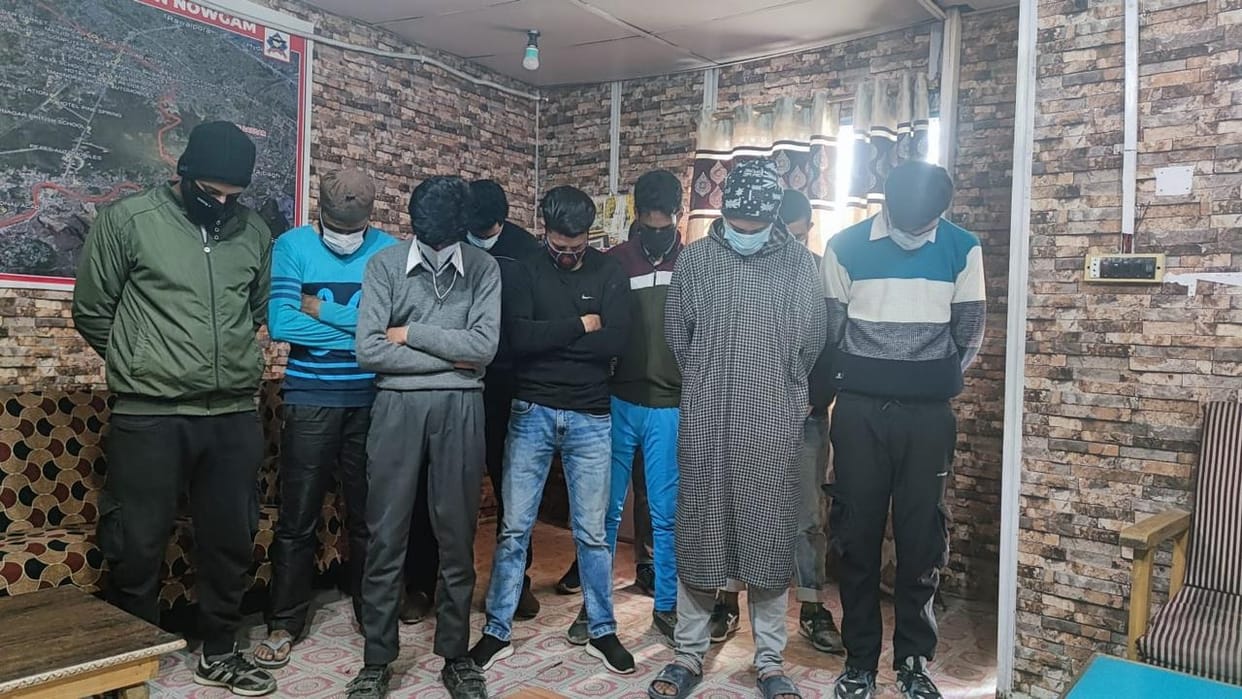 Srinagar police arrested many youths for stone pelting and arson druing Nowgam terrorist encounter