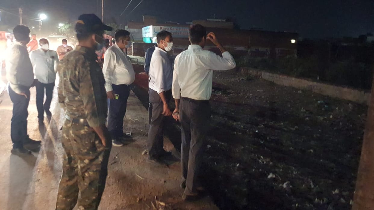 Chhatarpur: Collector came out in the night to take stock of the cleanliness system, expressed displeasure after seeing the mess and disorder