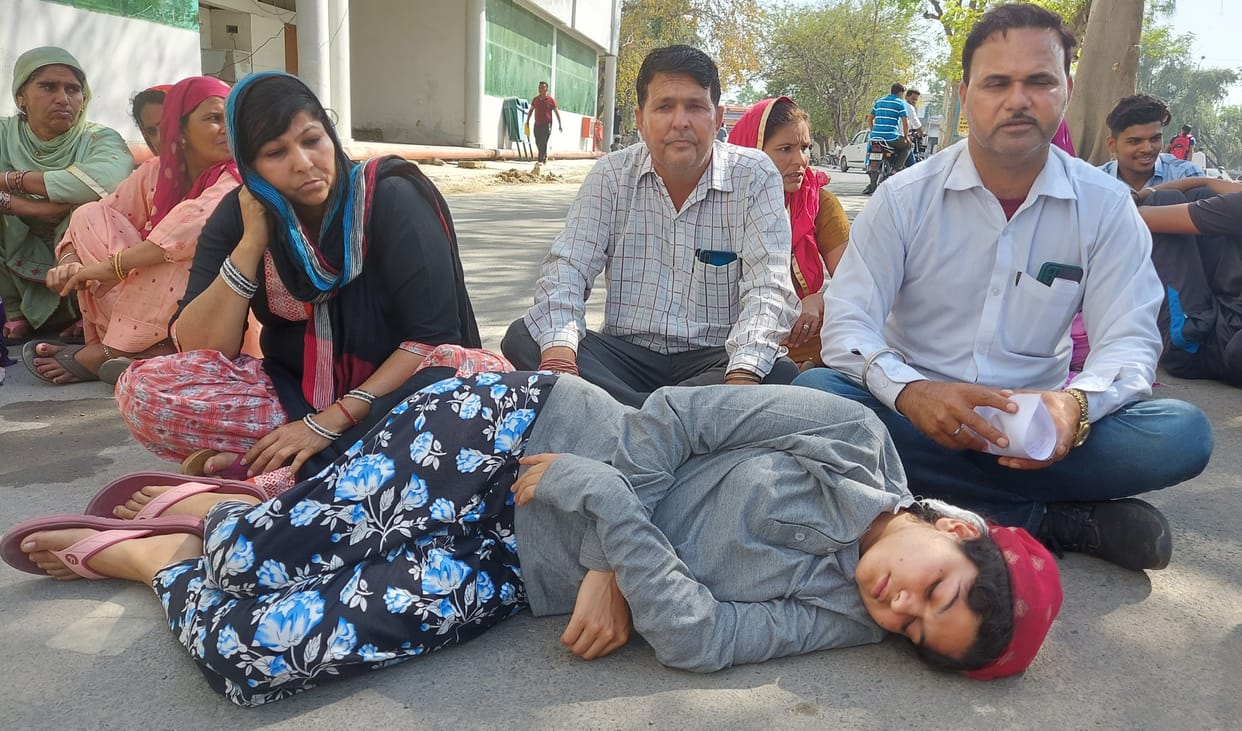The relatives demonstrated in the mini secretariat against the non-arrest of the accused