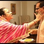 शिवराज सिंह चौहान को गुलाल लगातीं उनकी पत्नी