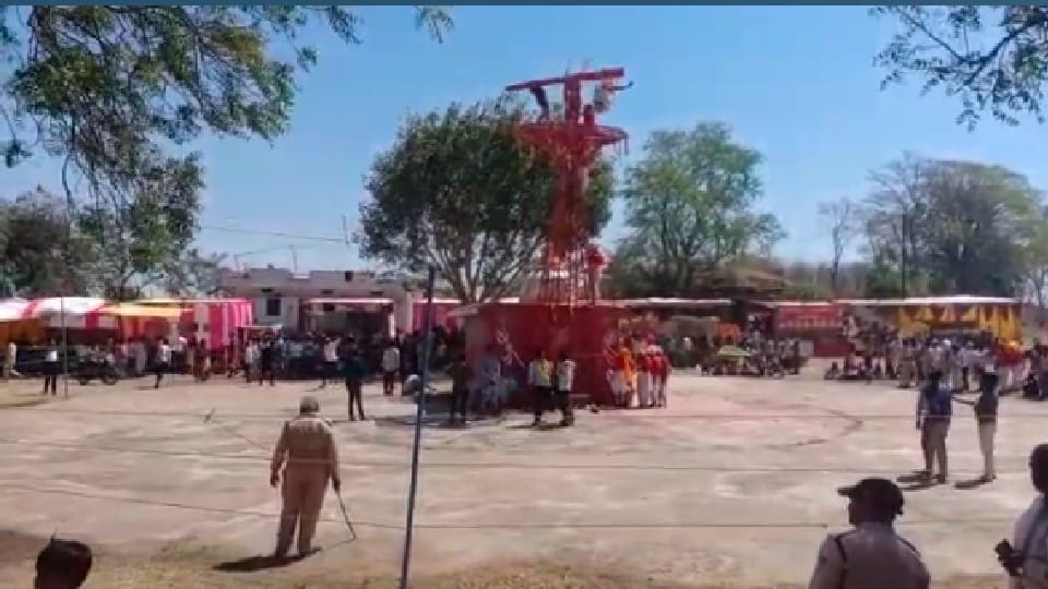 Holi of Tribal Zone: There is a tradition of hanging around here, not with colors, fairs are held at a distance
