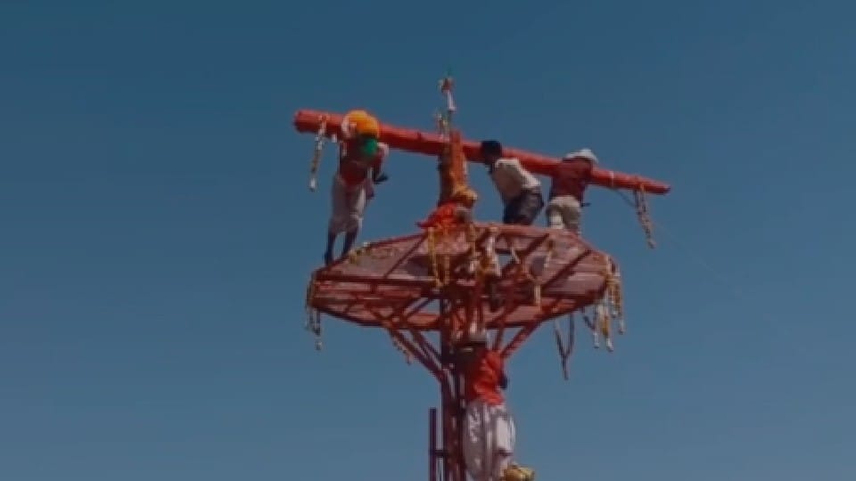 Holi of Tribal Zone: There is a tradition of hanging around here, not with colors, fairs are held at a distance