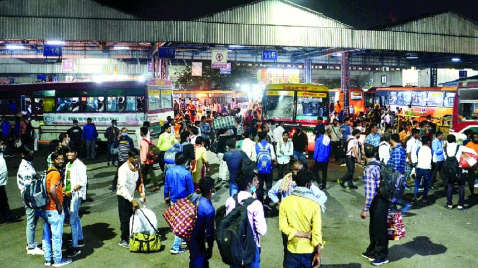 on the occasion of holi there was a huge crowd of passengers in buses at kashmiri gate anand vihar and sarai kale khan