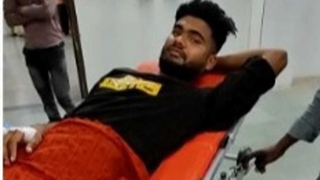 Chhatarpur: Masked bike riders shot the youth in the leg, admitted to the district hospital