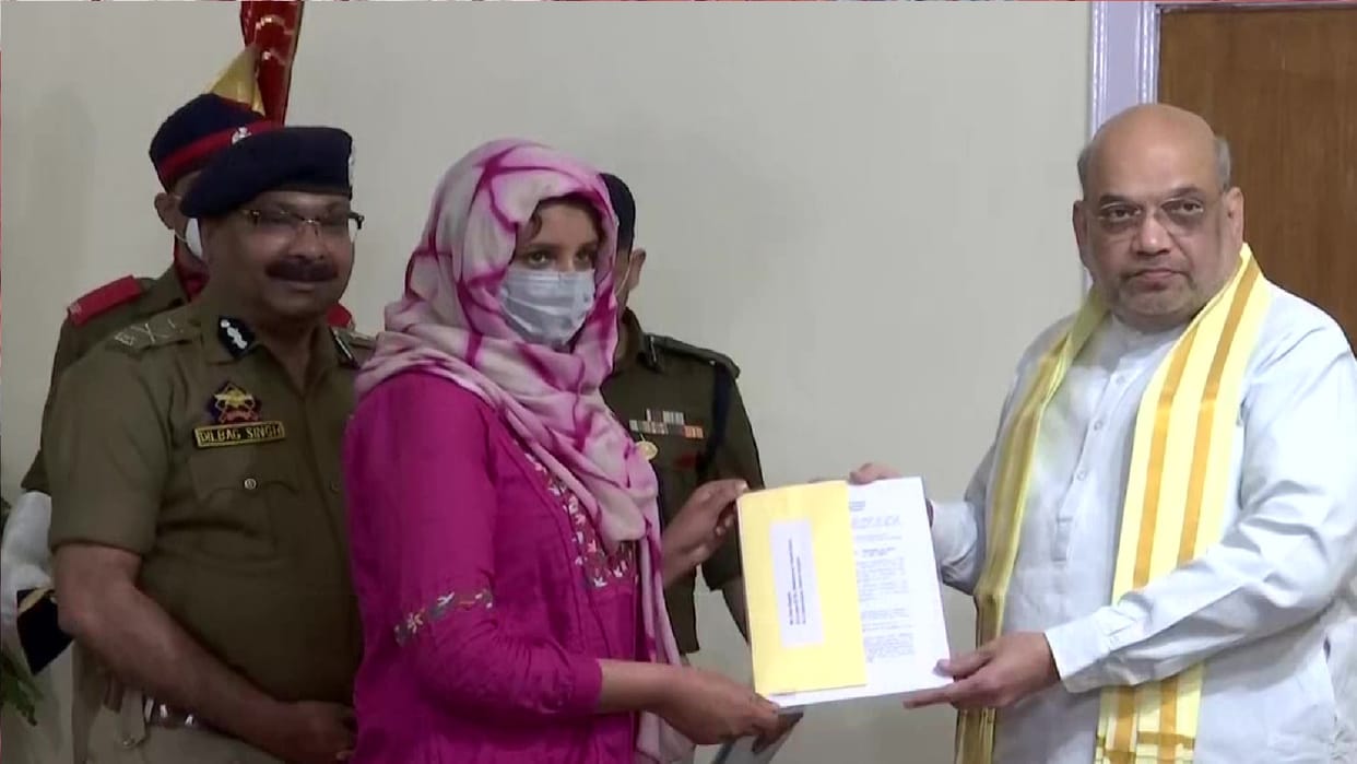 Amit Shah in Jammu and Kashmir Hand over the job appointment letter to families of martyr policemen