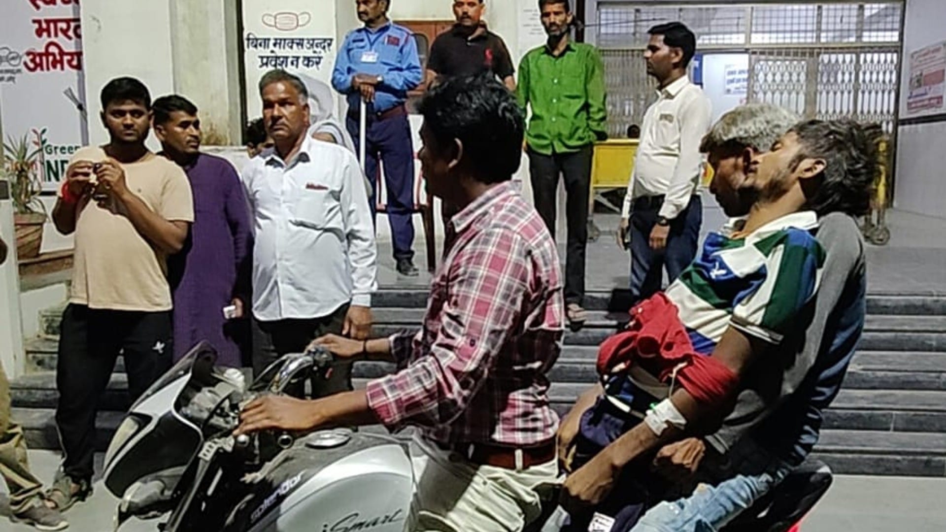 Chhatarpur: Even after hours of death the dead body was not found carrying, the private ambulance driver brought it home for free