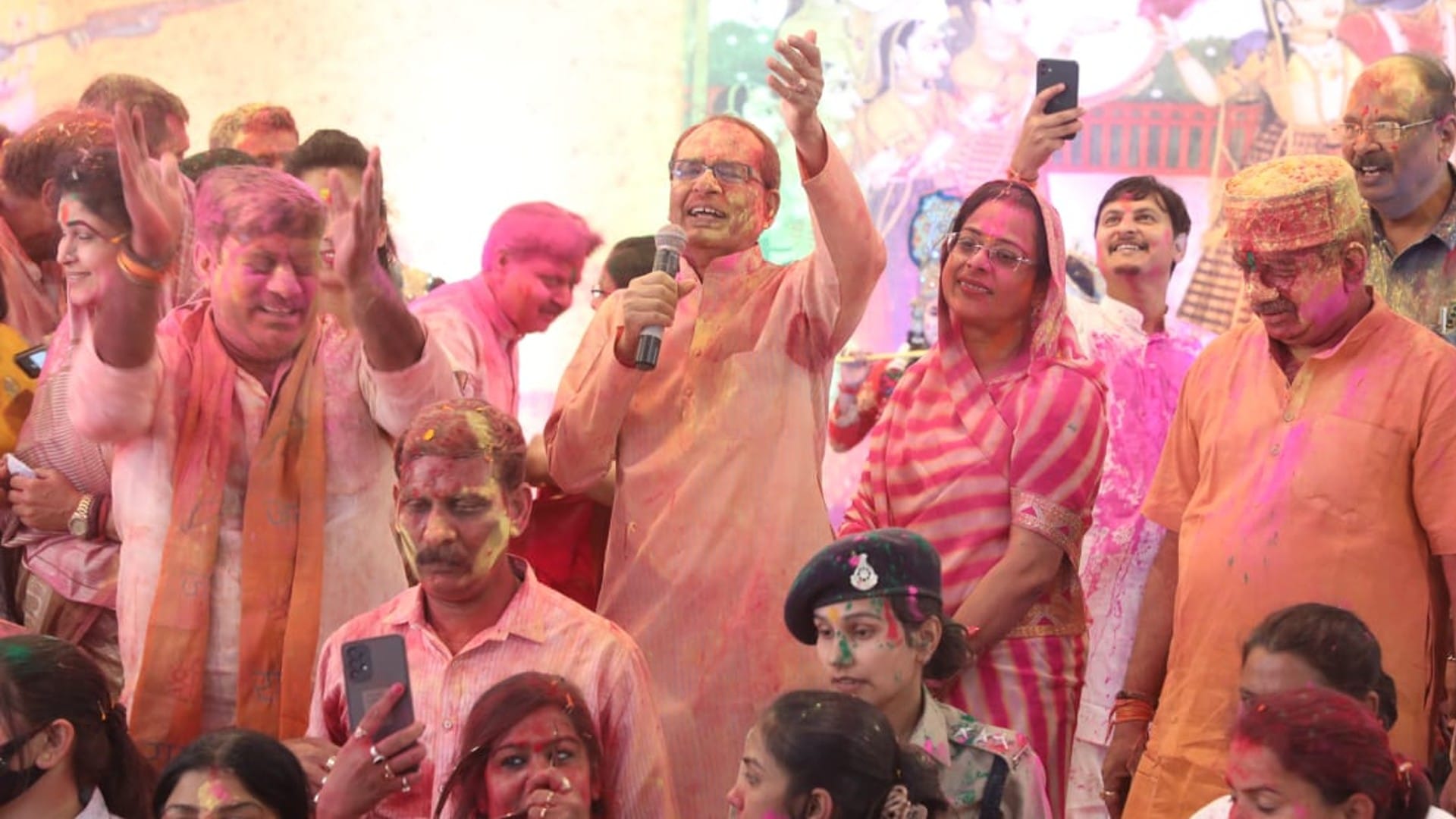 Holi 2022: CM Shivraj applied Gulal to wife Sadhna, celebrated Holi by singing Bundeli songs