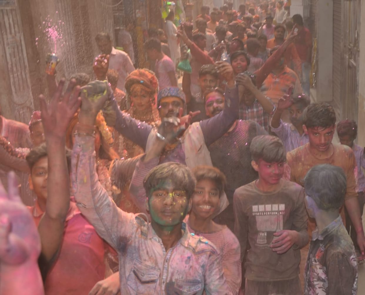 Holi procession taken out with pomp