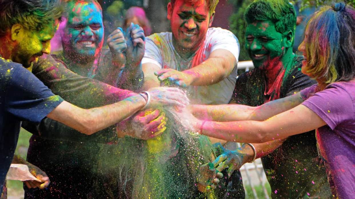 Holi 2023 do not wear these types of clothes during playing holi