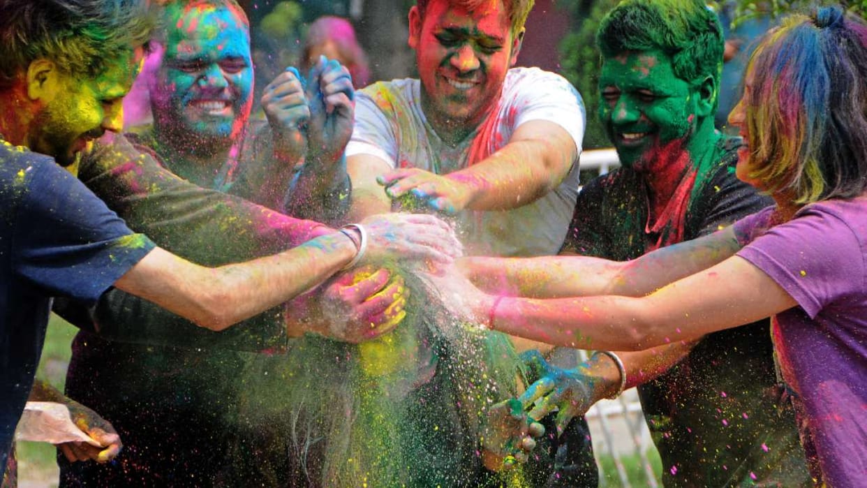 Holi 2022 Message of happiness, love and brotherhood in Life