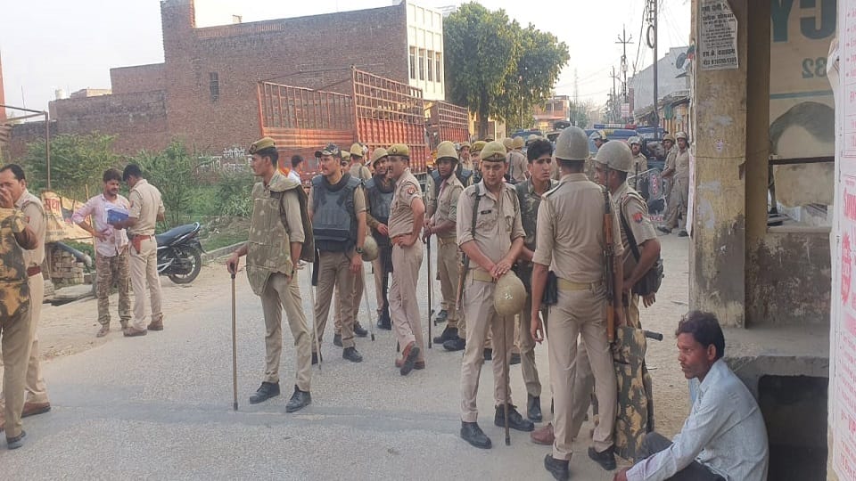 Conflict between two sides on Holi death of a teenager in firozabad