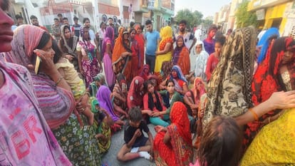 Conflict between two sides on Holi death of a teenager in firozabad