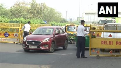 वाहनों की जांच करती पुलिस