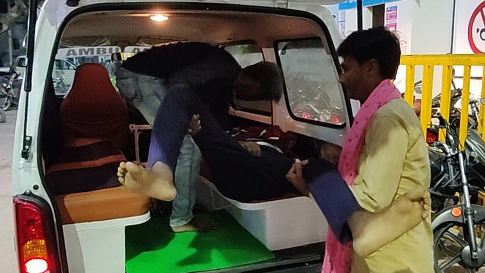 Chhatarpur: Even after hours of death the dead body was not found carrying, the private ambulance driver brought it home for free