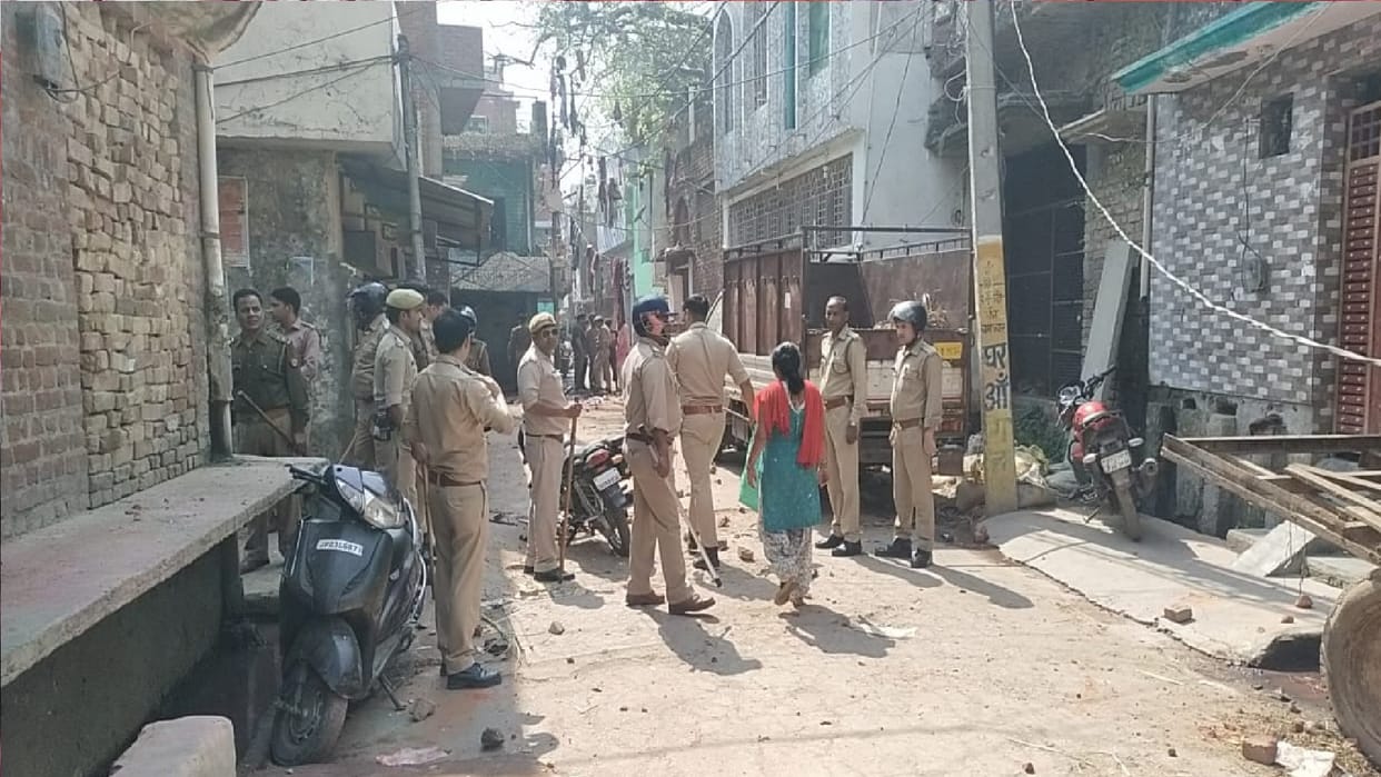 Amroha in political enmity clash between two groups many round firing 13 injured