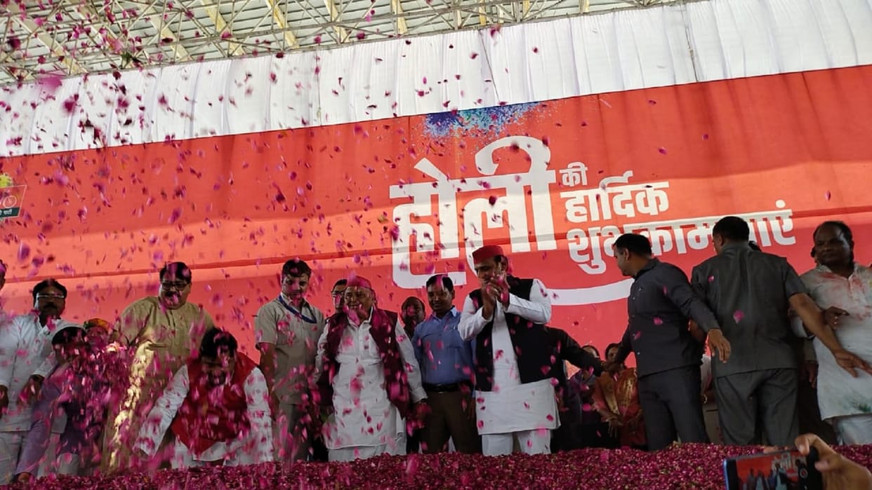 Holi celebrations Holi of Mulayam family Mulayam singh yadav celebrated festival of colors in Saifai played Holi of flowers with Akhilesh-Shivpal