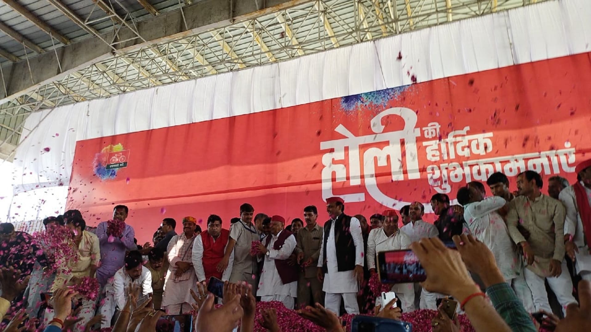 Holi celebrations Holi of Mulayam family Mulayam singh yadav celebrated festival of colors in Saifai played Holi of flowers with Akhilesh-Shivpal