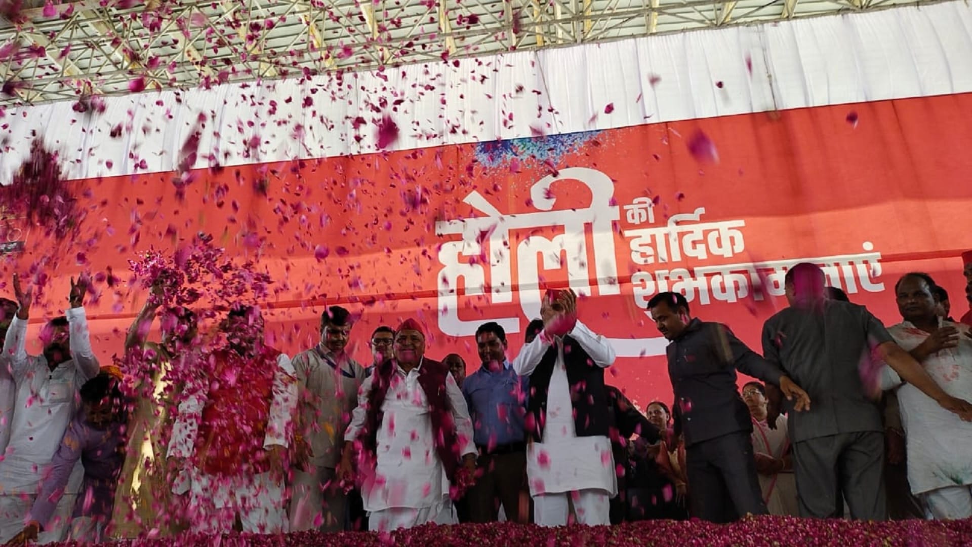 Holi celebrations Holi of Mulayam family Mulayam singh yadav celebrated festival of colors in Saifai played Holi of flowers with Akhilesh-Shivpal