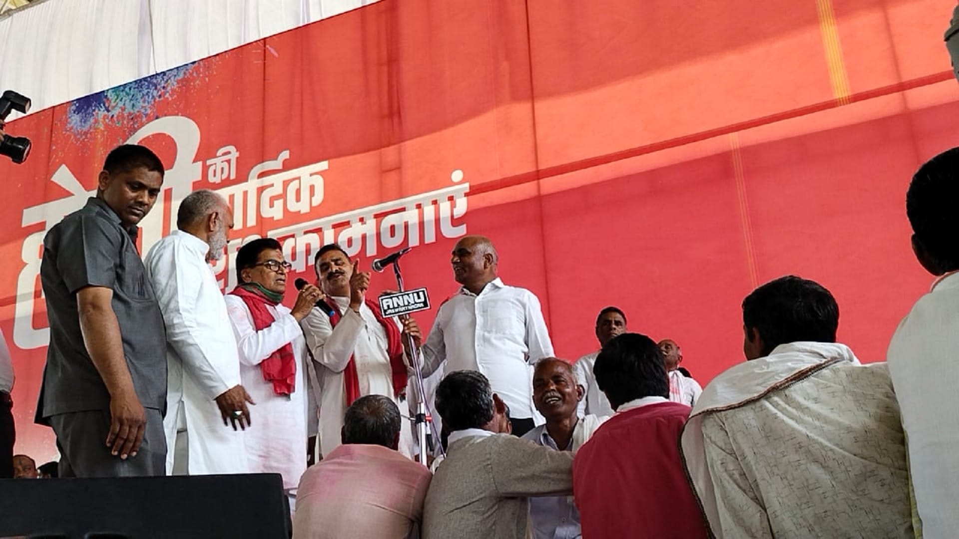 Holi celebrations Holi of Mulayam family Mulayam singh yadav celebrated festival of colors in Saifai played Holi of flowers with Akhilesh-Shivpal