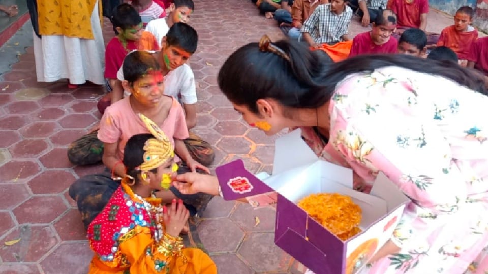 A Holi like this in Indore too: Divyang children of Shri Yugpurush Dham celebrated Holi with Sindhi Jalebi and sugarcane juice