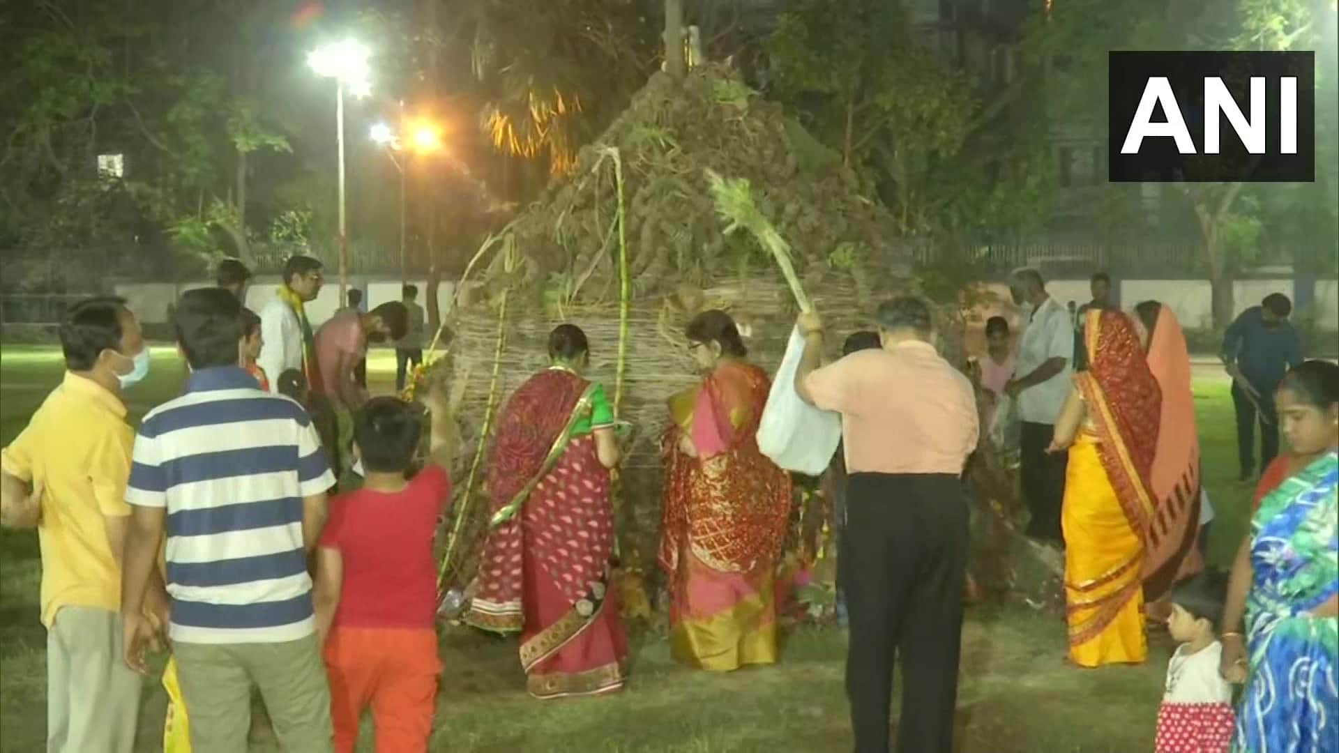 People are celebrating Holi 2022 and holika dahan, see all photos updates here