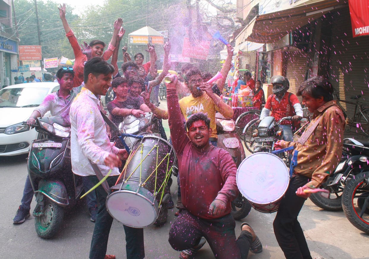 The burning of troubles and disorders with Holika, the shadow of the festival of colors, gaiety