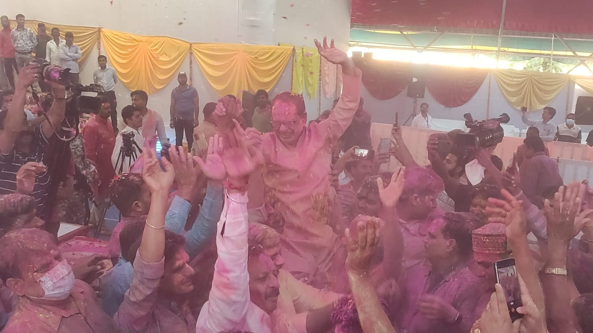 Holi 2022: CM Shivraj applied Gulal to wife Sadhna, celebrated Holi by singing Bundeli songs