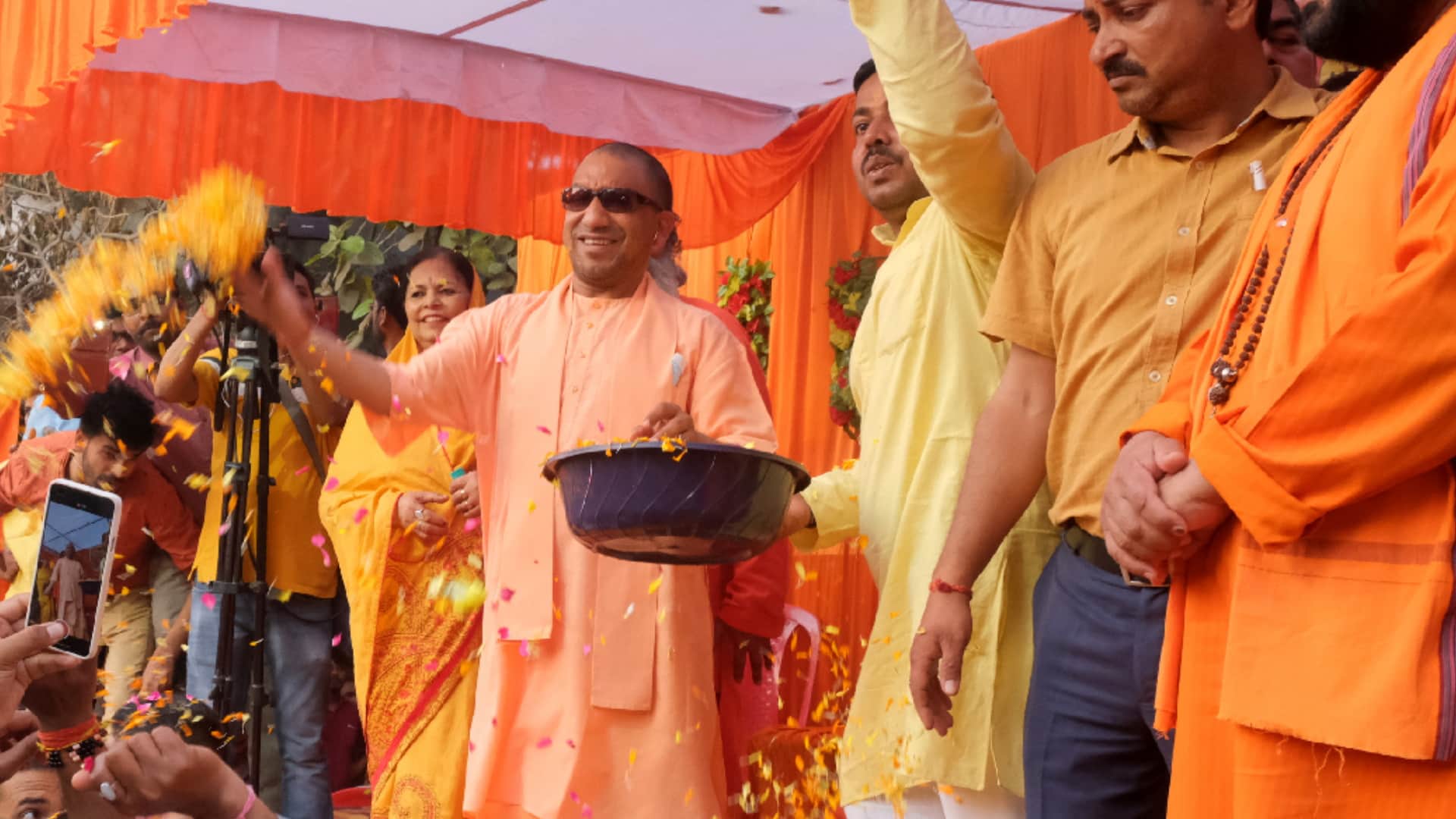 CM yogi took part in Holi festival of Pandeya hata Gorakhpur