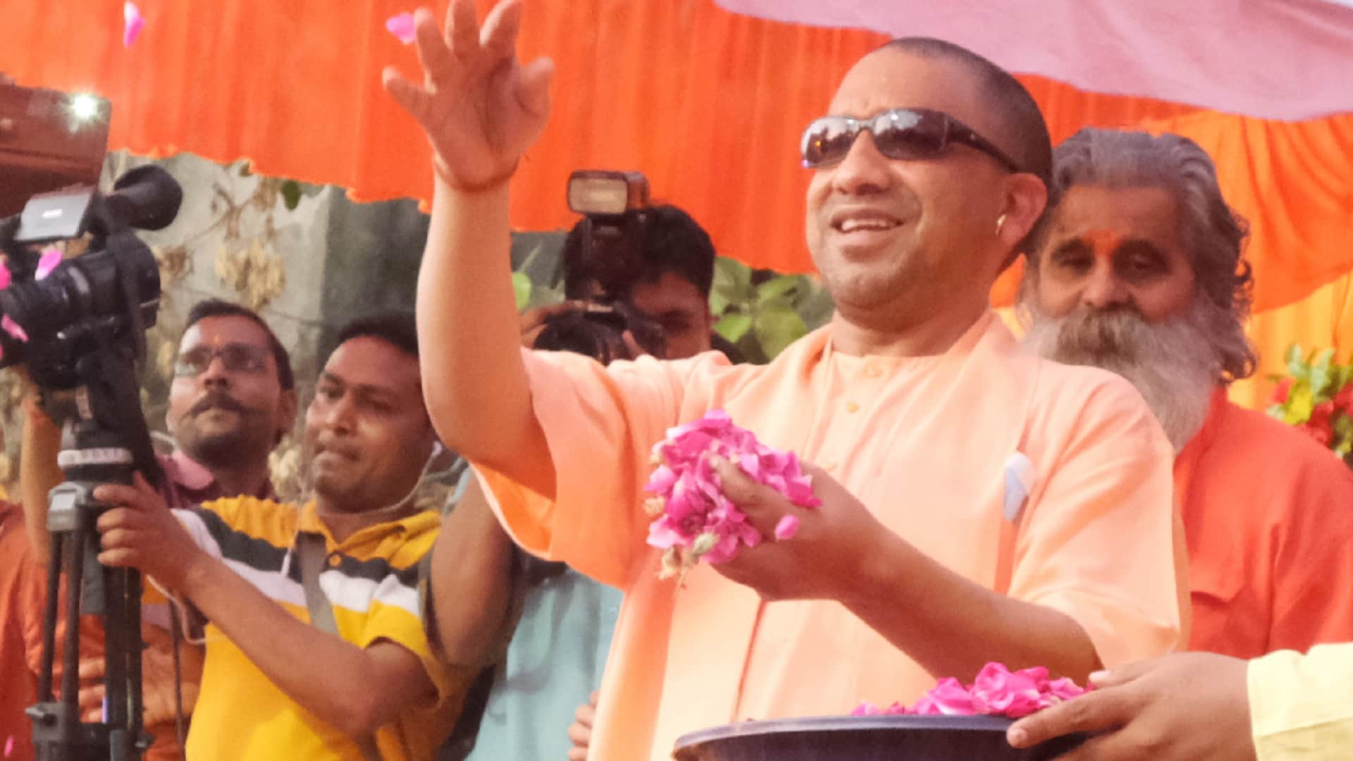 CM yogi took part in Holi festival of Pandeya hata Gorakhpur