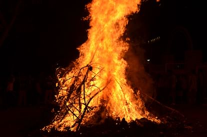 people of Garhwal community have a different style of celebrating Holi