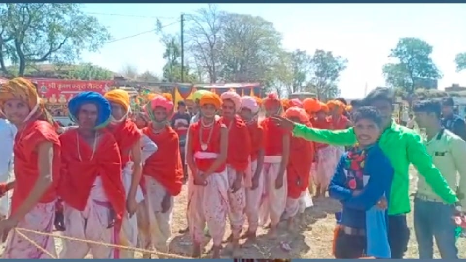 Holi of Tribal Zone: There is a tradition of hanging around here, not with colors, fairs are held at a distance