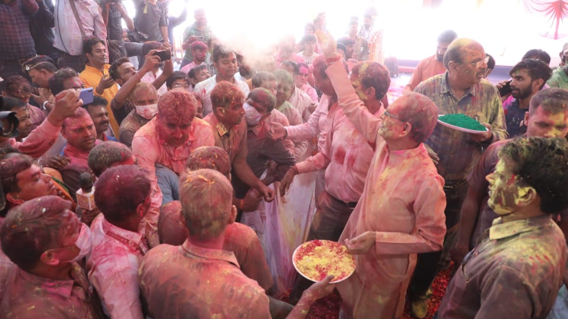 Holi 2022: CM Shivraj applied Gulal to wife Sadhna, celebrated Holi by singing Bundeli songs