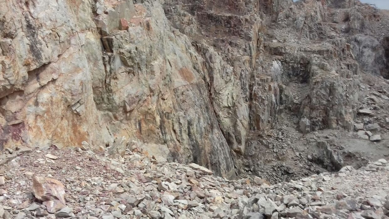 Holi 2022: The mountain of Gulal is present in Madhya Pradesh, the whole country plays Holi with the colors here