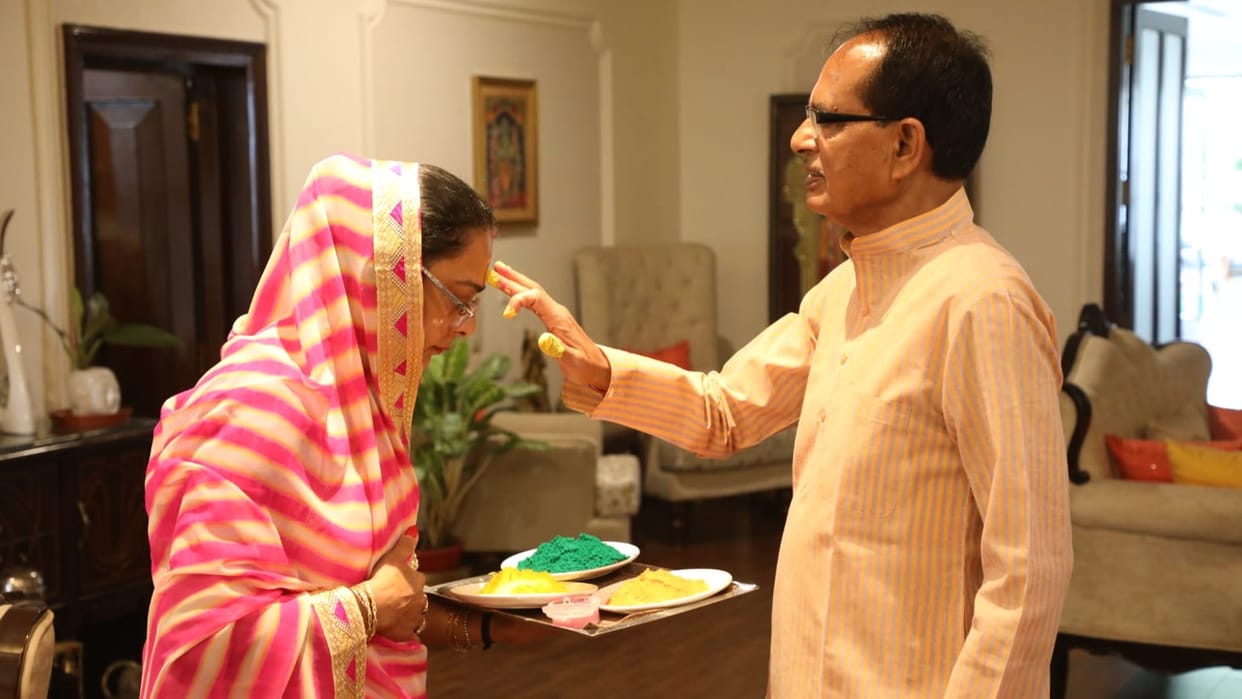 Holi 2022: CM Shivraj applied Gulal to wife Sadhna, celebrated Holi by singing Bundeli songs
