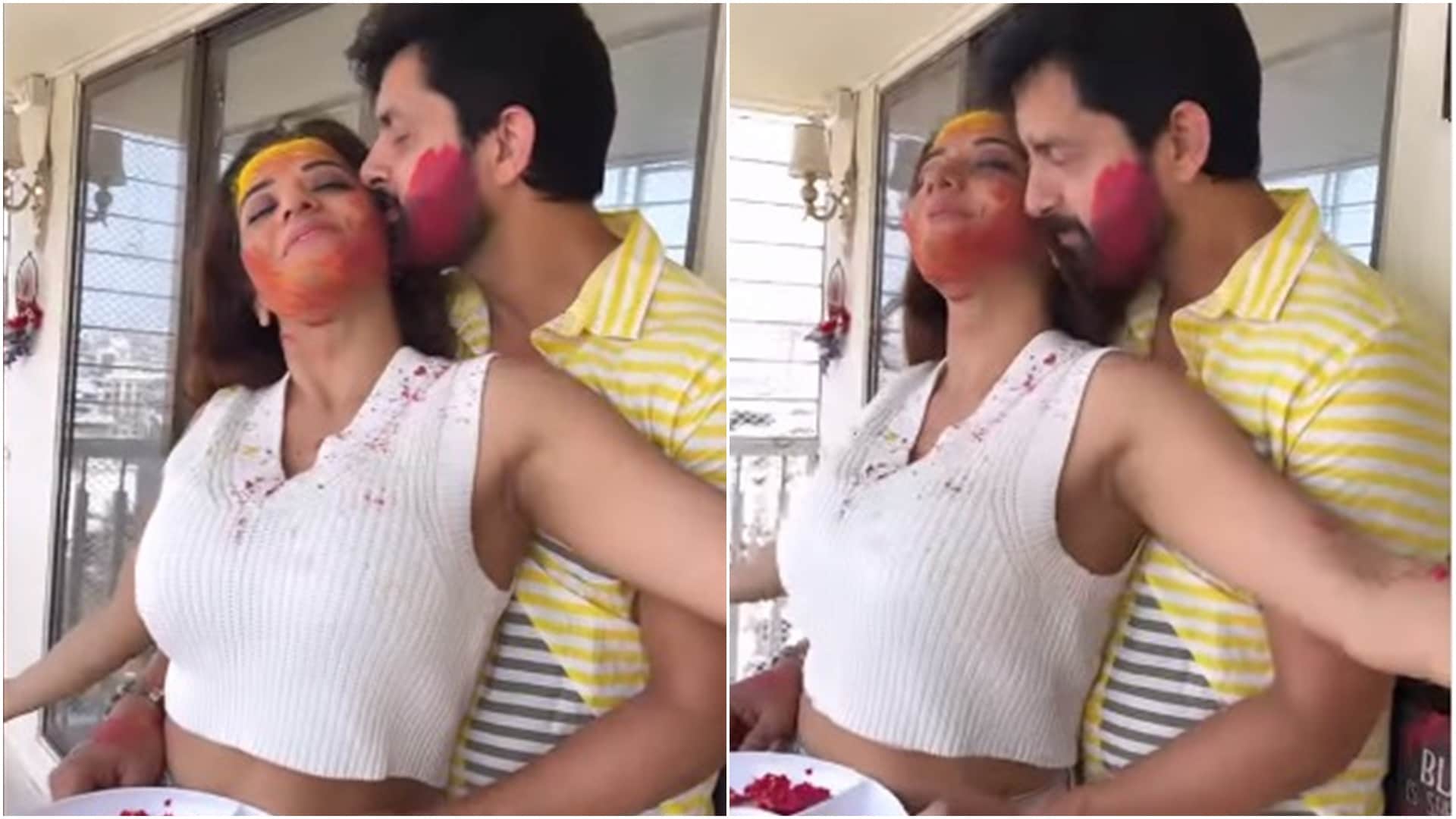 Bhojpuri: Monalisa was seen playing Holi with husband Vikrant Singh in a romantic way