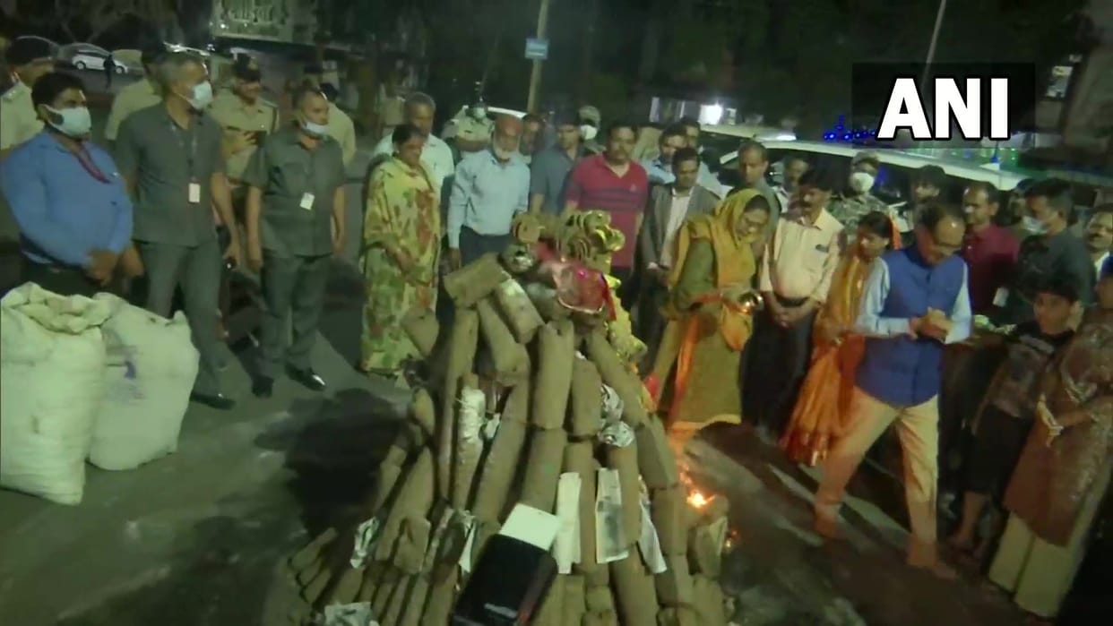 People are celebrating Holi 2022 and holika dahan, see all photos updates here