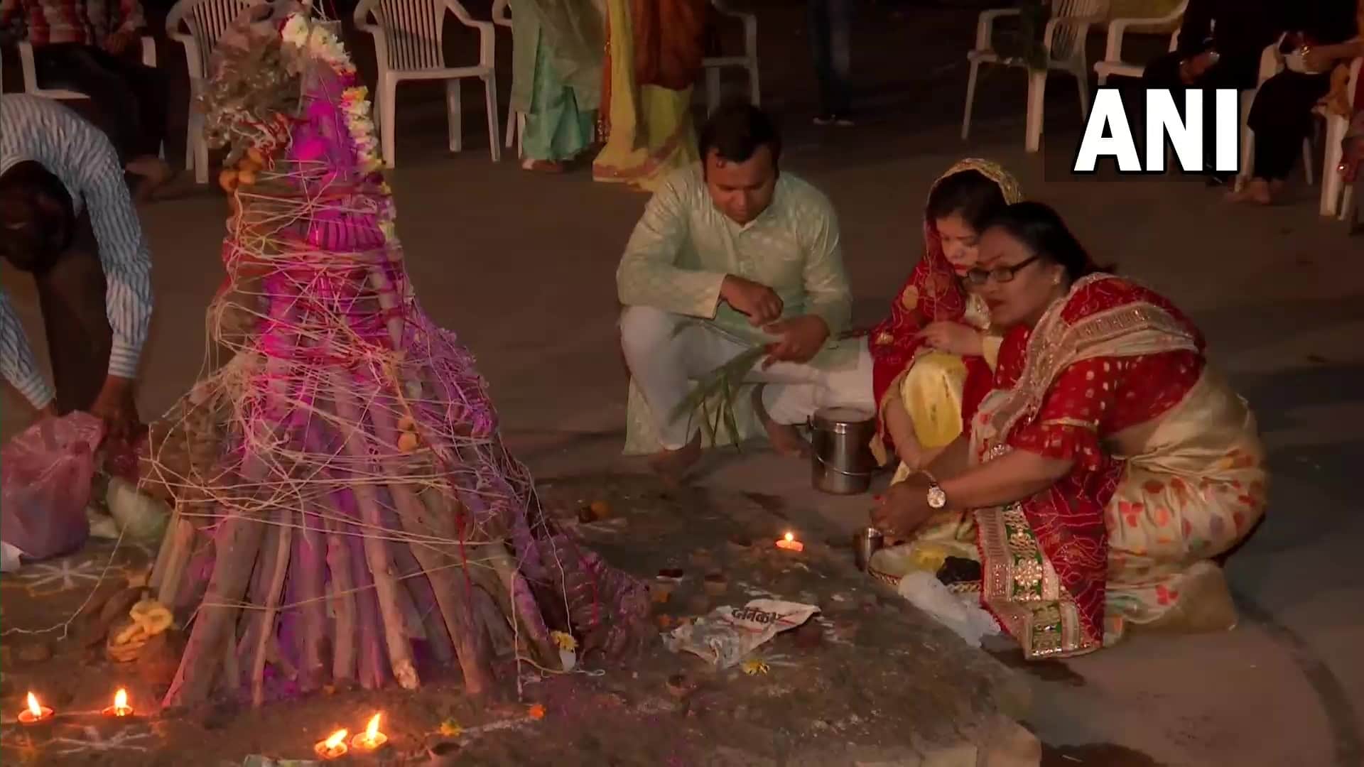 People are celebrating Holi 2022 and holika dahan, see all photos updates here